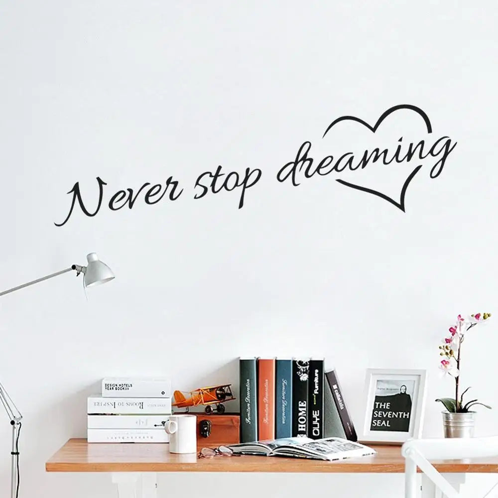 Autocollant mural "Never stop dreaming" 58x15cm