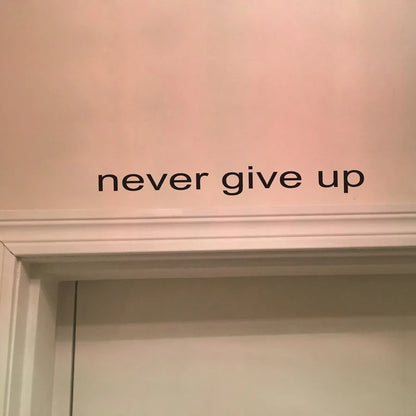 Autocollant mural "never give up" 45cm