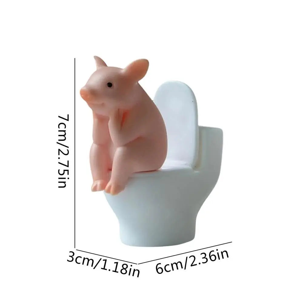 Figurine de cochon assise sur les toilettes