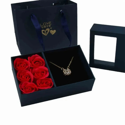 Boîte romantique avec pendentif et 6 roses