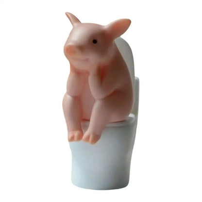 Figurine de cochon assise sur les toilettes