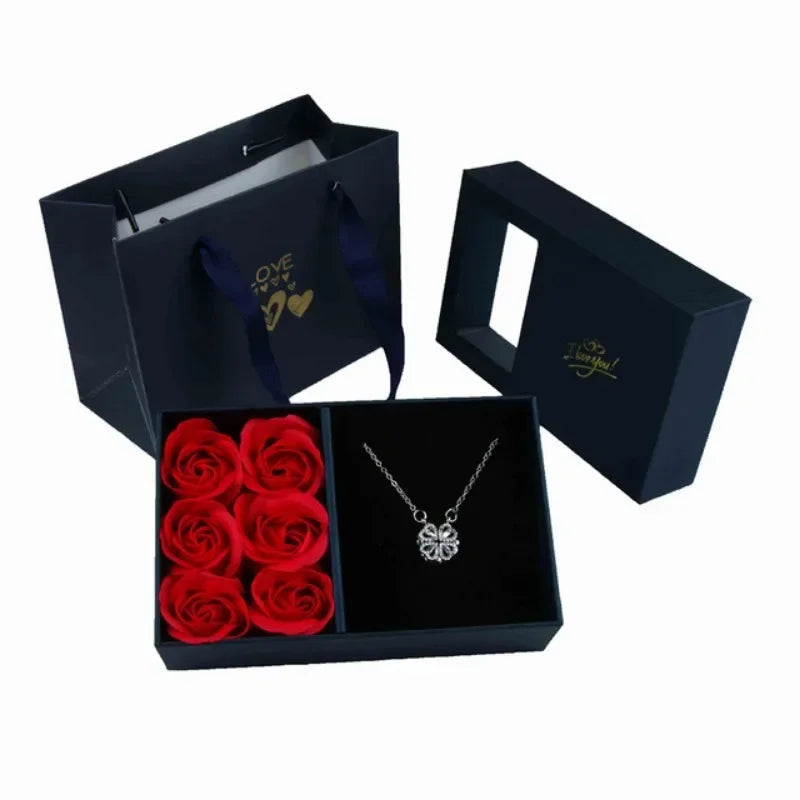 Boîte romantique avec pendentif et 6 roses